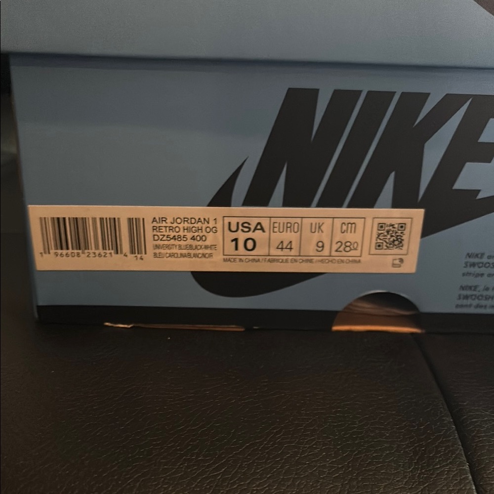 Nike Air Jordan Retro 1 UNC Toe - Picture 2 of 3